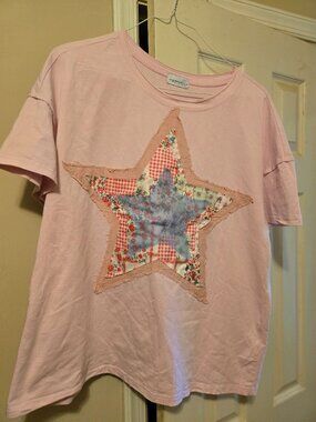 aapparella L pink tee with star applique, like new